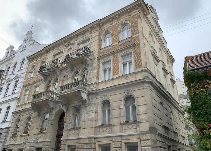 Grosszuegiger Wiener Altbau Gleich Neben Schoenbrunn